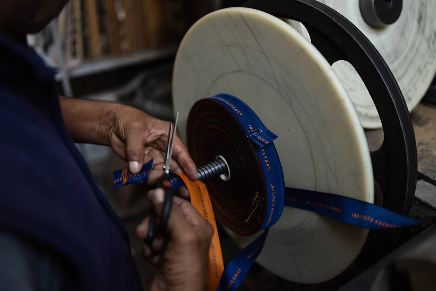 Cinta personalizada azul enrollándose en la máquina